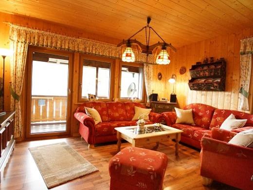 Wohnzimmer mit Zugang zum Balkon