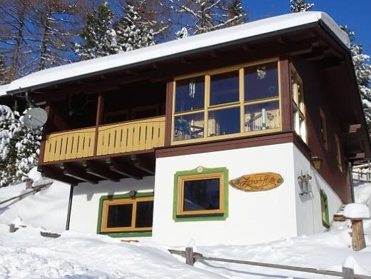 Aussenansicht der Zirmach Hütte im Winter