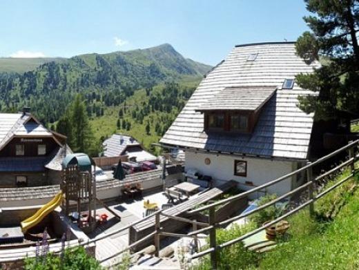 Große Terrasse und Kinderspielplatz