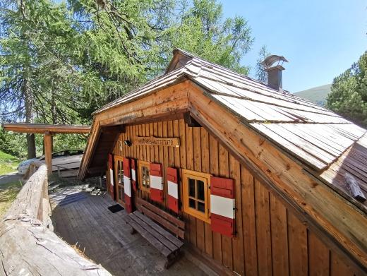 Die Wellness-Hütte von der Bergseite aus