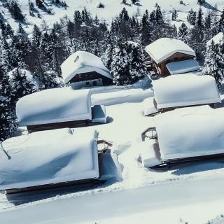 Heidi-Chalet-Falkert-Heidialm-Bergwinter-Drausicht-Winter-Drohne-Flug-von-Oben