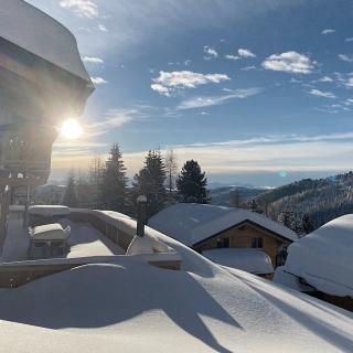 Heidi-Chalet-Falkert-Heidialm-Bergwinter-Ski-Seitenansicht-Sonne-Stimmung