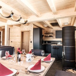 Heidi-Chalet-Falkert-Heidialm-Bergwinter-Wohnzimmer-Kamin-Ofen
