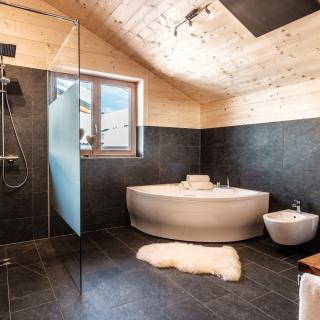 Heidi-Chalet-Falkert-Heidialm-Bergwinter-Ausblick-Falkertsee-Panorama-Wellness-Luxus-Badewanne-Whirlpoolwanne-Whirlpool-Bad-Dusche-Luxus