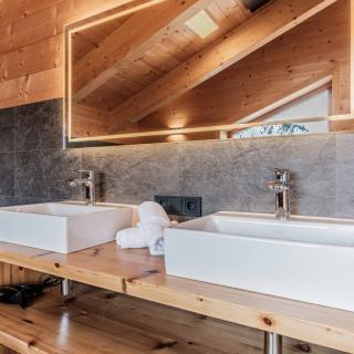 Heidi-Chalet-Falkert-Heidialm-Almsommer-Wellness-Bad-Sauna-Waschtische-Obergeschoss