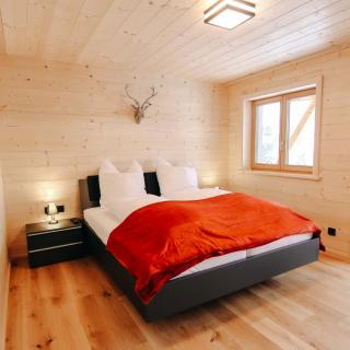 Heidi-Chalet-Falkert-Heidialm-Almsommer-Wellness-Bad-Sauna-Luxus-Wohnen-Essen-Bett