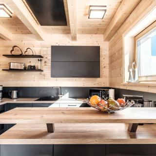 Heidi-Chalet-Falkert-Heidialm-Bergwinter-Wohnzimmer-Luxus-Kueche-Theke