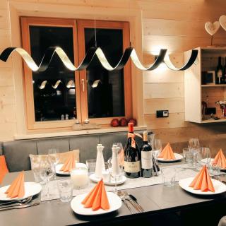 Heidi-Chalet-Falkert-Heidialm-Almsommer-Wellness-Bad-Sauna-Luxus-Wohnen-Essen-Wein-Tisch