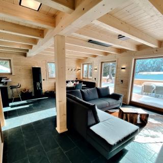 Heidi-Chalet-Falkert-Heidialm-Bergwinter-Wohnzimmer-Couch-Luxus