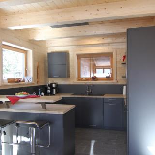 Heidi-Chalet-Falkert-Heidialm-Almsommer-Wellness-Bad-Sauna-Luxus-Wohnen-Essen-Kueche