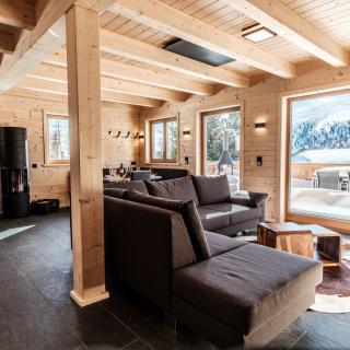 Heidi-Chalet-Falkert-Heidialm-Bergwinter-Wohnzimmer-Couch-Luxus-Ausblick