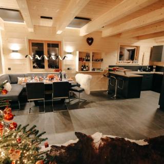 Heidi-Chalet-Falkert-Heidialm-Almsommer-Wellness-Bad-Sauna-Luxus-Wohnen-Essen-Bar