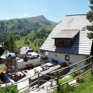 Gro&szlig;e Terrasse und Kinderspielplatz - Bild 1