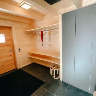 Heidi-Chalet-Falkert-Heidialm-Bergwinter-Garderobe-Eingang