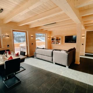 Heidi-Chalet-Falkert-Heidialm-Bergwinter-Wohnzimmer-Essen-Luxus