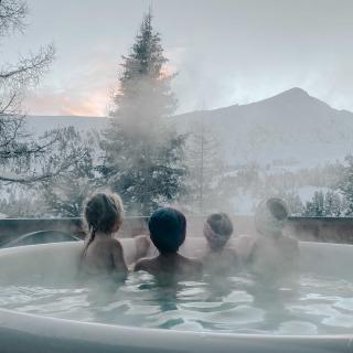 Heidi-Chalet-Falkert-Heidialm-Bergwinter-Ausblick-Falkertsee-Panorama-Hotpot-Draussen-Jacuzzi-Wellness-Luxus-Kinder