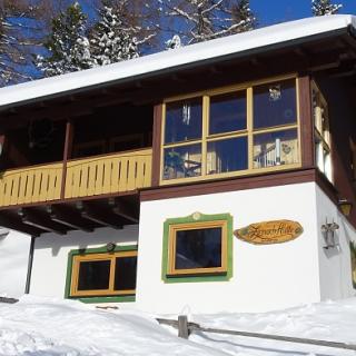 Aussenansicht der Zirmach Hütte im Winter - Bild 1