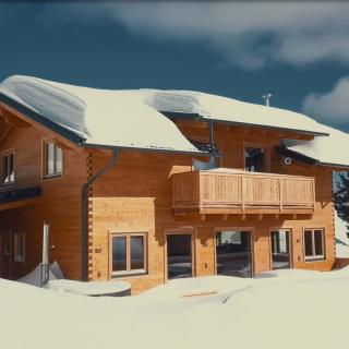 Heidi-Chalet-Falkert-Heidialm-Bergwinter-Drausicht-Winter-Terrasse-Hotpot