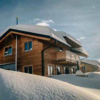 Heidi-Chalet-Falkert-Heidialm-Bergwinter-Seite-Kamin-Terrasse-Balkon