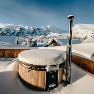 Heidi-Chalet-Falkert-Heidialm-Bergwinter-Ausblick-Falkertsee-Panorama-Hotpot-Draussen-Jacuzzi-Wellness-Luxus