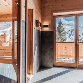 Heidi-Chalet-Falkert-Heidialm-Almsommer-Wellness-Bad-Sauna-Balkon-Ausblick