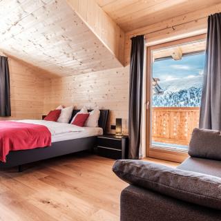 Heidi-Chalet-Falkert-Heidialm-Bergwinter-Schlafen-Doppelbett-Luxus-Balkon