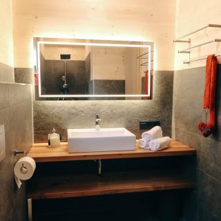 Heidi-Chalet-Falkert-Heidialm-Almsommer-Wellness-Bad-Sauna-Luxus-Wohnen-Bad-Spiegel