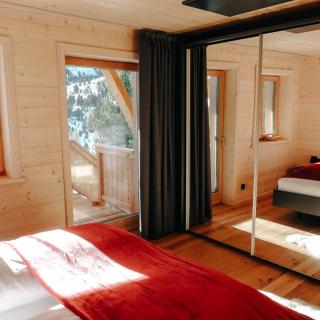 Heidi-Chalet-Falkert-Heidialm-Almsommer-Wellness-Bad-Sauna-Luxus-Wohnen-Schrank
