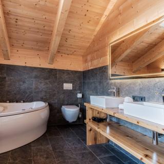 Heidi-Chalet-Falkert-Heidialm-Almsommer-Wellness-Bad-Sauna-Whirlpool-Badewanne