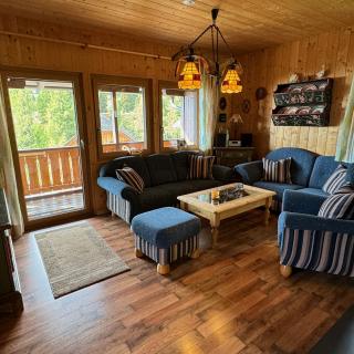 Wohnzimmer mit Zugang zum Balkon - Bild 3