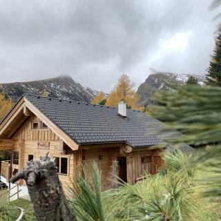 Bogihütte mit Bergen Bogihütte mit Bergen