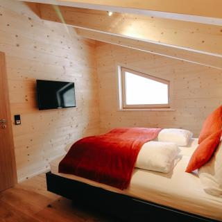 Heidi-Chalet-Falkert-Heidialm-Almsommer-Wellness-Bad-Sauna-Luxus-Wohnen-Essen-Dachschräge