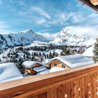 Heidi-Chalet-Falkert-Heidialm-Bergwinter-Ausblick-Balkon-Holz-Traum-Schoen