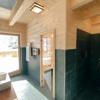 Heidi-Chalet-Falkert-Heidialm-Bergwinter-Ausblick-Falkertsee-Panorama-Wellness-Luxus-Sauna-Bad-Dusche-Luxus