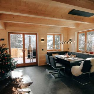 Heidi-Chalet-Falkert-Heidialm-Almsommer-Wellness-Bad-Sauna-Luxus-Wohnen-Essen-Sitzecke