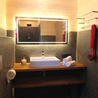 Heidi-Chalet-Falkert-Heidialm-Almsommer-Wellness-Bad-Sauna-Waschtisc he