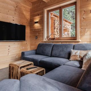 Heidi-Chalet-Falkert-Heidialm-Almsommer-Sofa-TV
