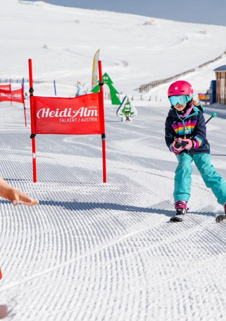Skifahren_Falkert_Heidi-Alm Skipark_Familie_Nockberge_Winter_mit Heidi